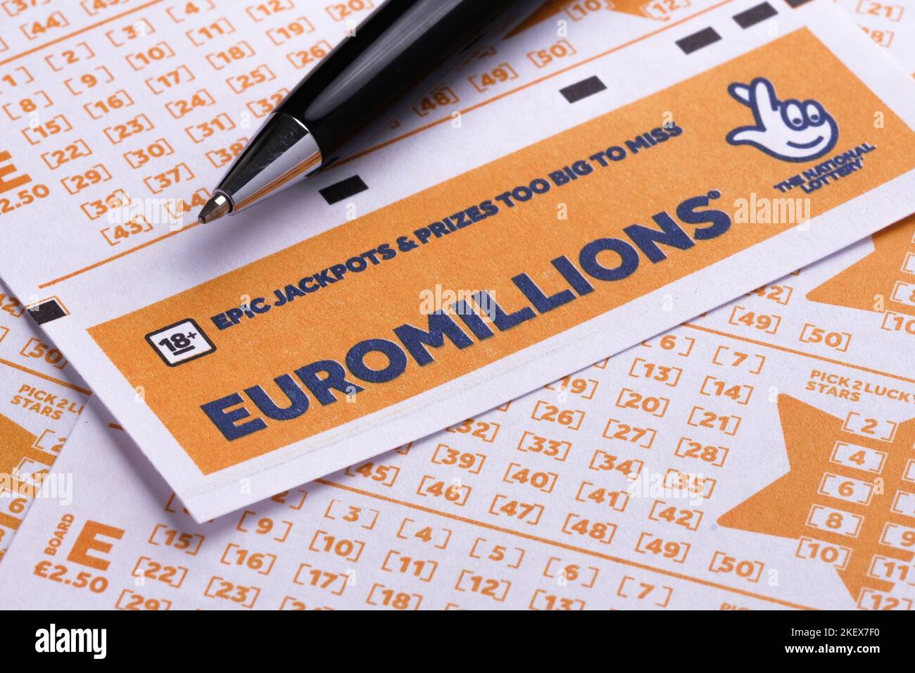EUROMILLIONS leere Lottoscheine und der schwarze Stift auf der Oberseite platziert. UK National Lottery. Selektiver Fokus. Stafford, Großbritannien, 14. November 2022 Stockfoto