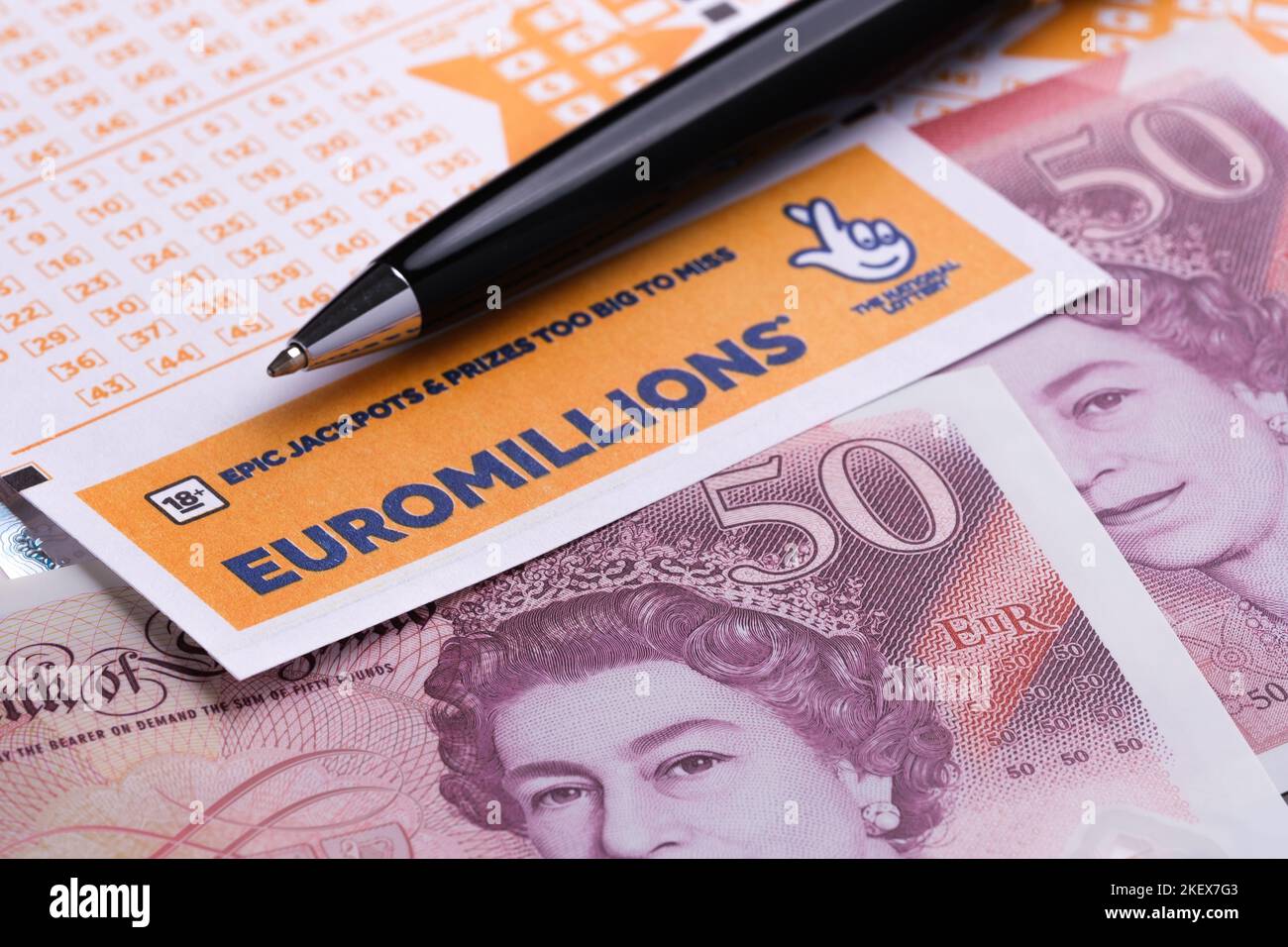 EUROMILLIONS leere Lottoscheine, der schwarze Stift und 50 Pfund Noten.UK National Lottery. Selektiver Fokus. Stafford, Großbritannien, 14. November 2022 Stockfoto