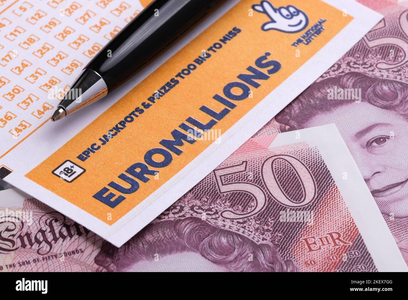 EUROMILLIONS leere Lottoscheine, der schwarze Stift und 50 Pfund Noten.UK National Lottery. Selektiver Fokus. Stafford, Großbritannien, 14. November 2022 Stockfoto