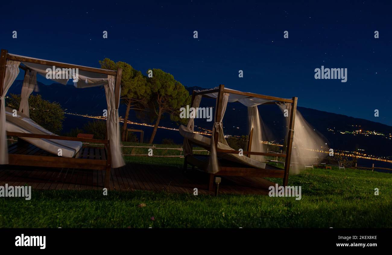 Am Abend liegen Sonnenliegen Stockfoto