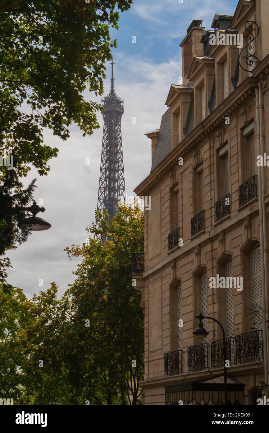 Paris (Frankreich) Blick auf den effel-Turm zwischen den Gebäuden Stockfoto