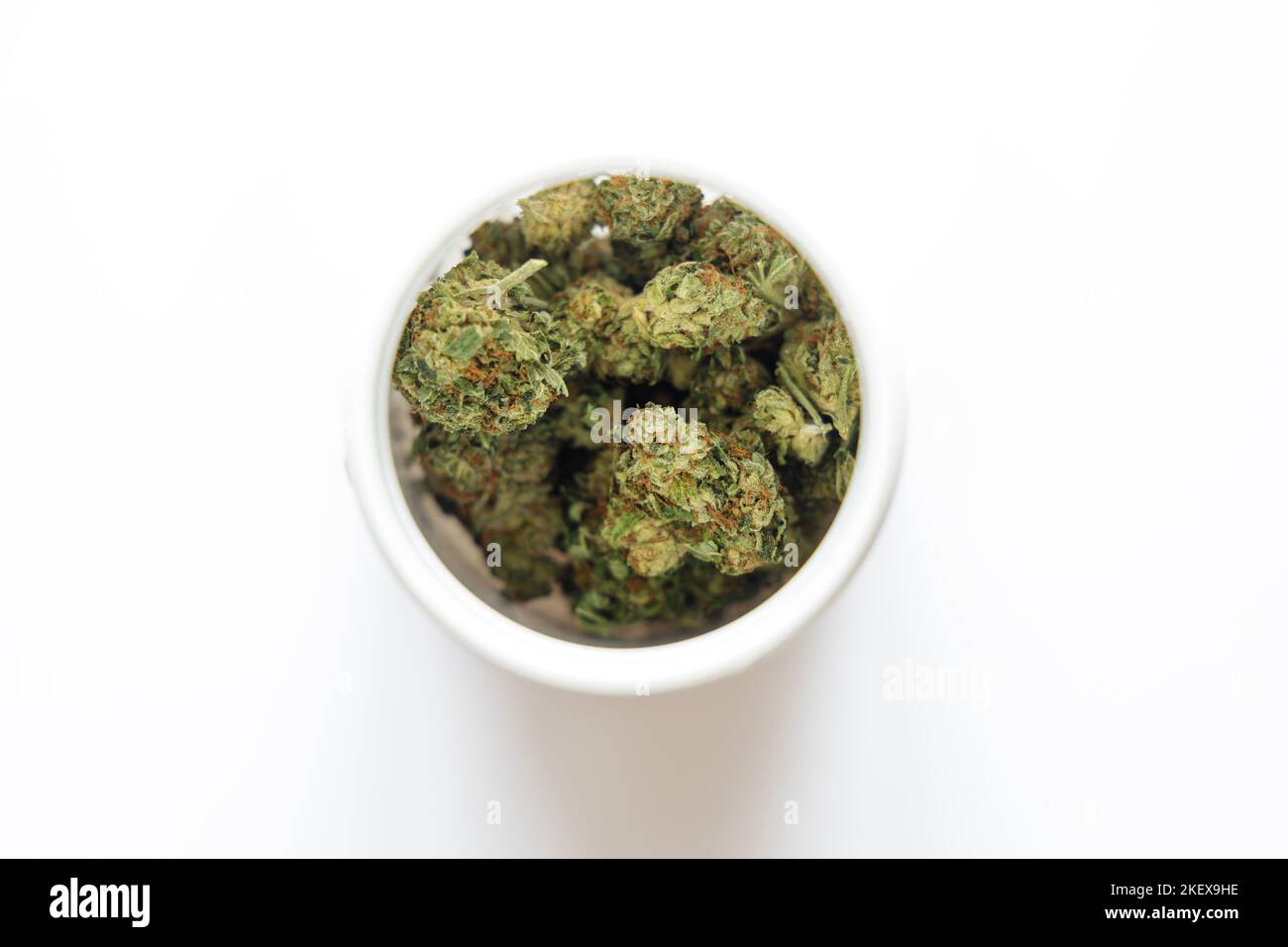 Cannabis flos, medizinisches Marihuana in weißem Behälter Stockfoto
