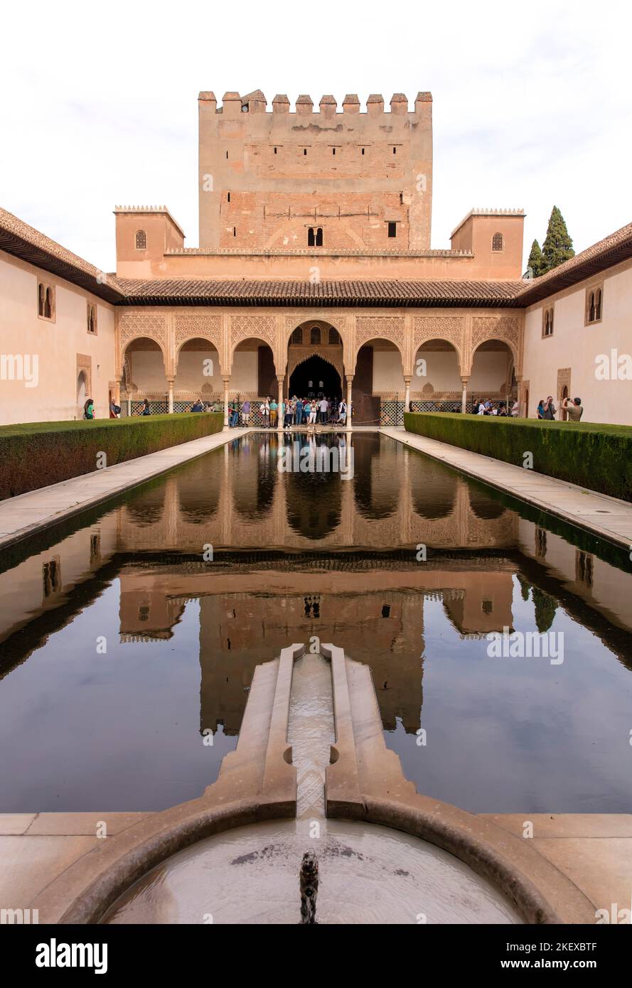 Die Menschen betrachten die islamische Architektur und das Wasserwerk in der Alhambra, Granada, Andalusien, Spanien Stockfoto