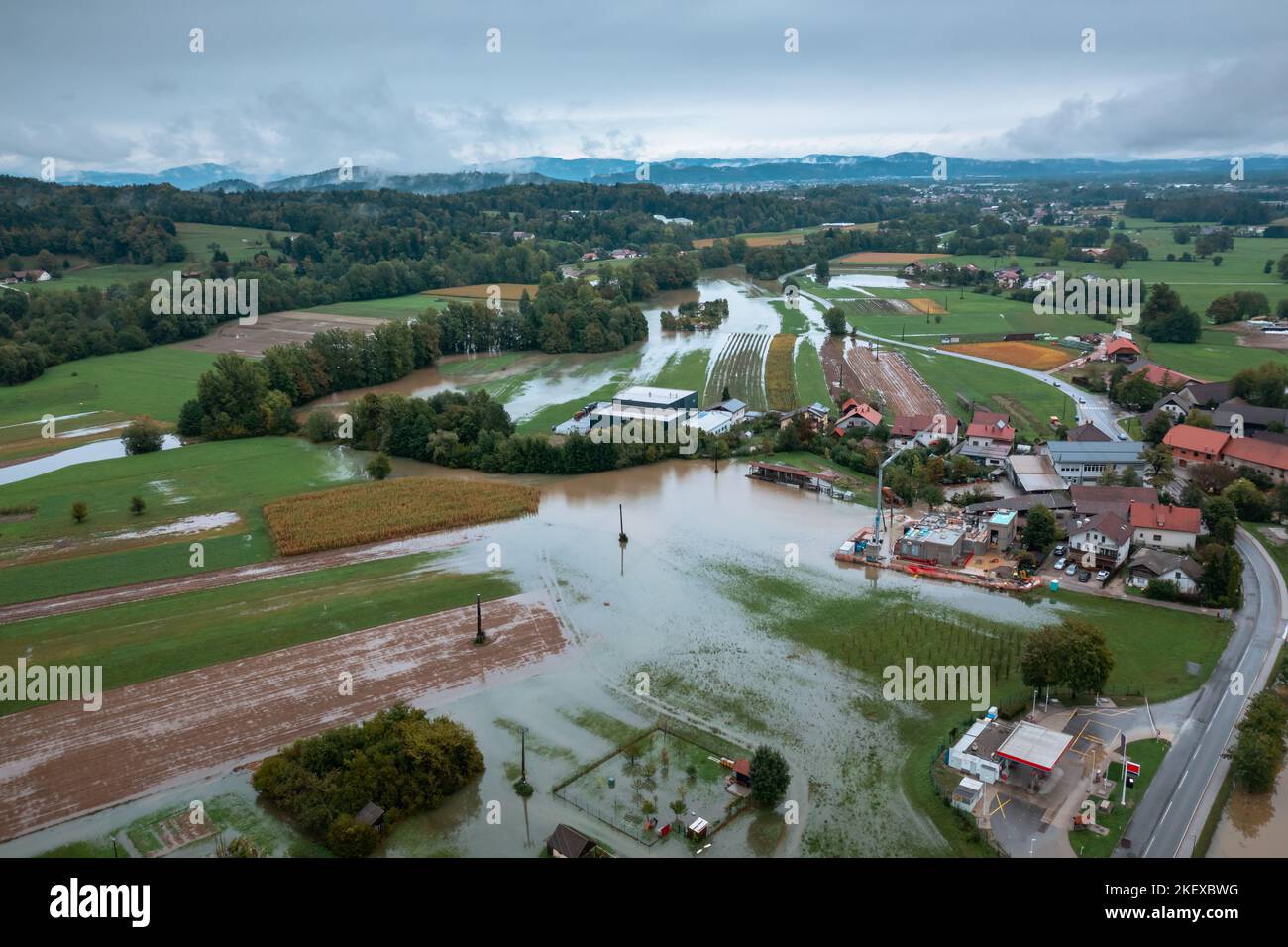 Verheerende Überschwemmung im Talgebiet, Ausbreitung von Wasser bedrohende Wohngebäude und Häuser, Luftaufnahme. Stockfoto
