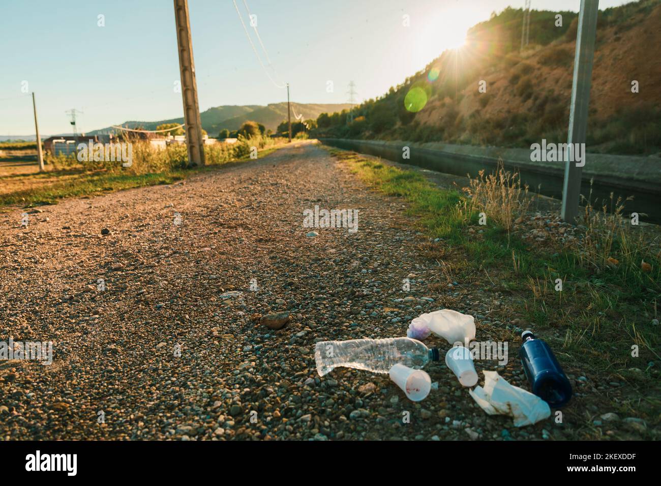 Müllreste an einem Kanal an einem sonnigen Tag Stockfoto