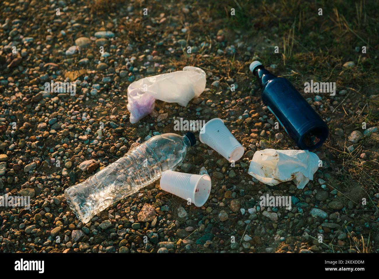 Müllkunststoffe auf dem Boden bereit zum Recycling Stockfoto