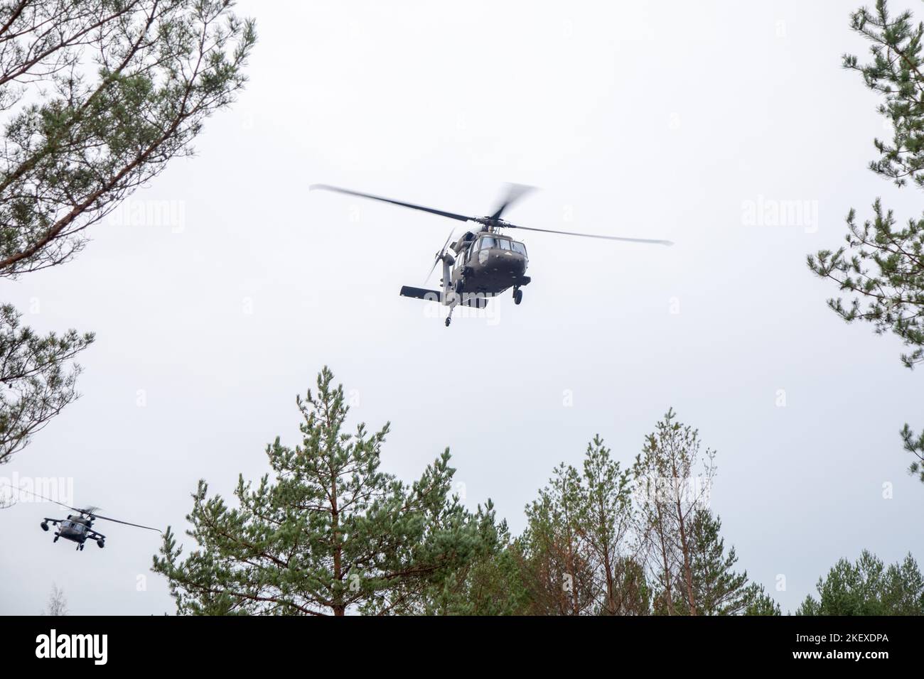 US-Soldaten, die 3. Squadron, 6. Kavallerie-Regiment, Combat Aviation Brigade, 1. Armored Division (1AD CAB) zugewiesen sind, nutzen UH-60 Black Hawks, um US-Soldaten zu unterstützen, die Bravo Battery, Todeshändler, 2. Bataillon, 174. Air Defense Artillery Regiment (2-174 ADA) zugewiesen wurden, die beide operativ von der 1. Infantry Division kontrolliert werden (ID 1), Durchführung von Zugaufspürungsoperationen während der Operation Close Encounters Feldtraining in Camp Ādaži, Lettland, 9. November 2022. Die 2-174 ADA und 1AD CAB arbeiten unter anderem stolz mit 1 ID, NATO-Verbündeten und regionalen Sicherheitspartnern zusammen Stockfoto