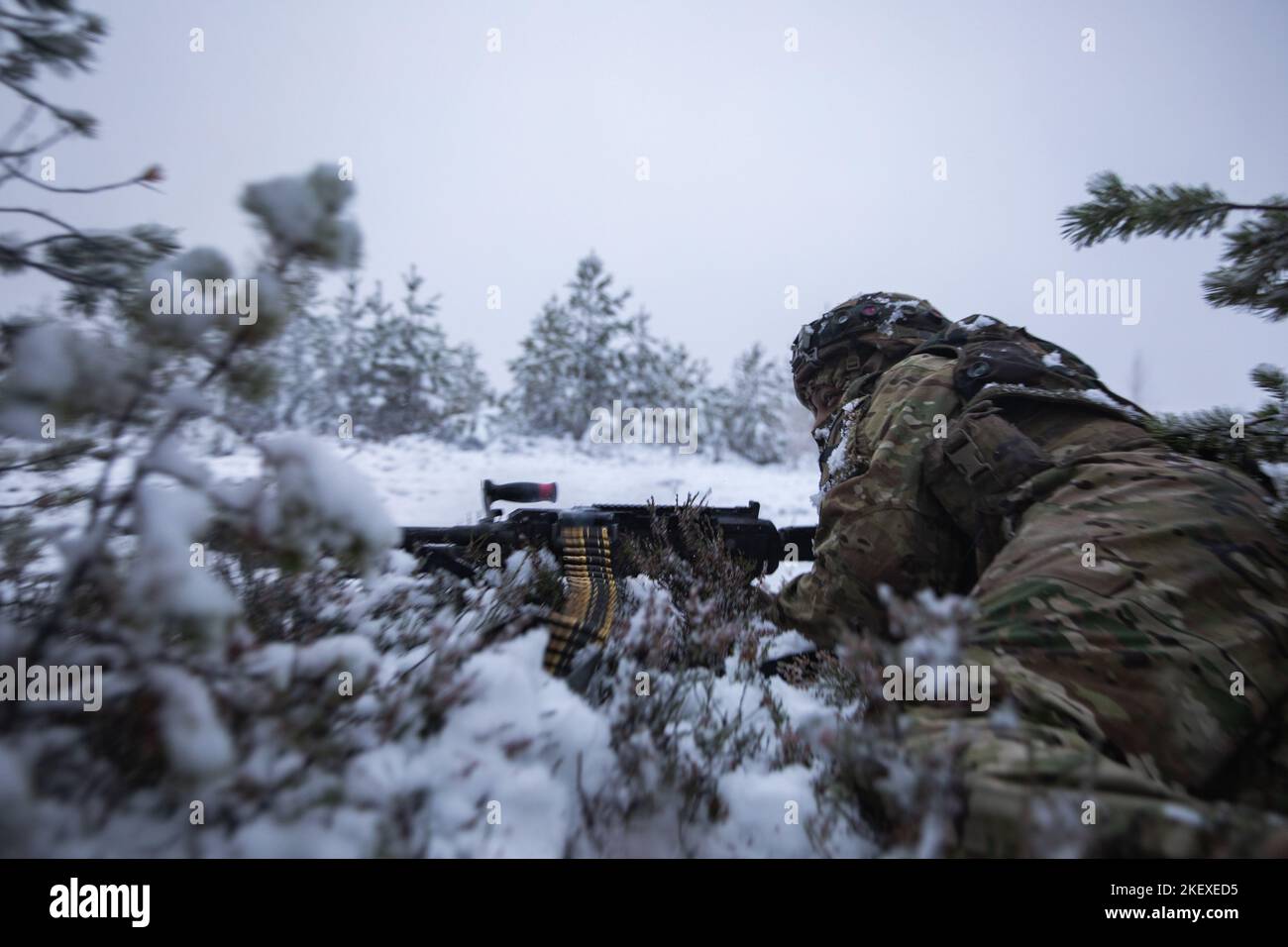 Ein US-Soldat mit 6. Squadron, 9. Kavallerieregiment, 3. Brigade Combat Team, 1. Kavalleriedivision (3-1 ABCT), der operativ der 1. Infanterie Division (1 ID) zugewiesen wurde, feuert während der Hammer 22, einer jährlichen kombinierten Streitkräfteübung, die vom und neben dem finnischen Armeehauptquartier durchgeführt wird, leere Runden durch ein M240 Maschinengewehr. Panzerbrigade, Pori Brigade, Karelia Brigade, UTI Jaeger Regiment und Logistikabteilung der Streitkräfte, in Niinisalo, Finnland, 9. November 2022. Die 3-1 ABCT arbeitet unter anderem unter der 1 ID stolz mit Verbündeten und regionalen Sicherheitspartnern zusammen, um p Stockfoto