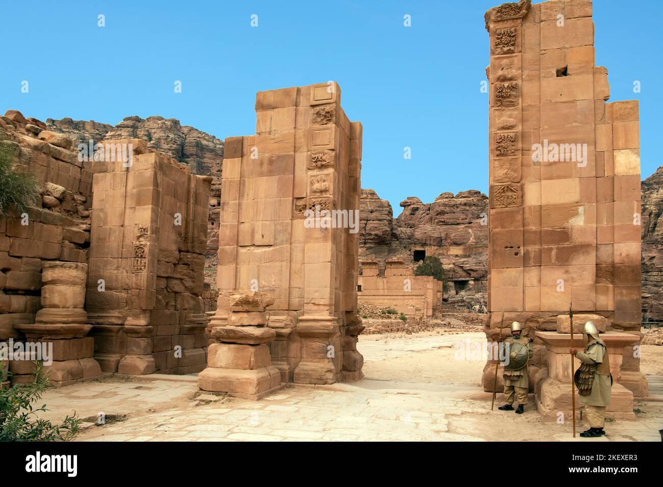 Zwei Männer, die als römische Soldaten verkleidet sind Temeno Gateway Petra Jordan Stockfoto