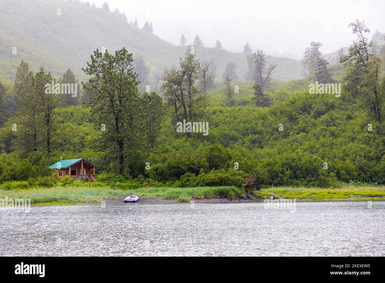 Abgelegene Holzhütte in der Wildnis; Shoup Bay; Valdez Arm; Prince William Sound; Alaska; USA Stockfoto