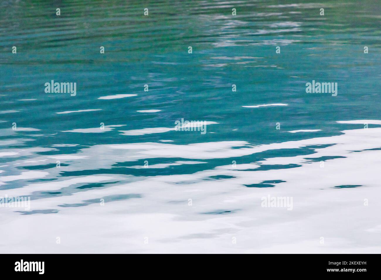 Motorboot erzeugt grafische Wellen; Valdez Arm; Prince William Sound; Alaska; USA Stockfoto