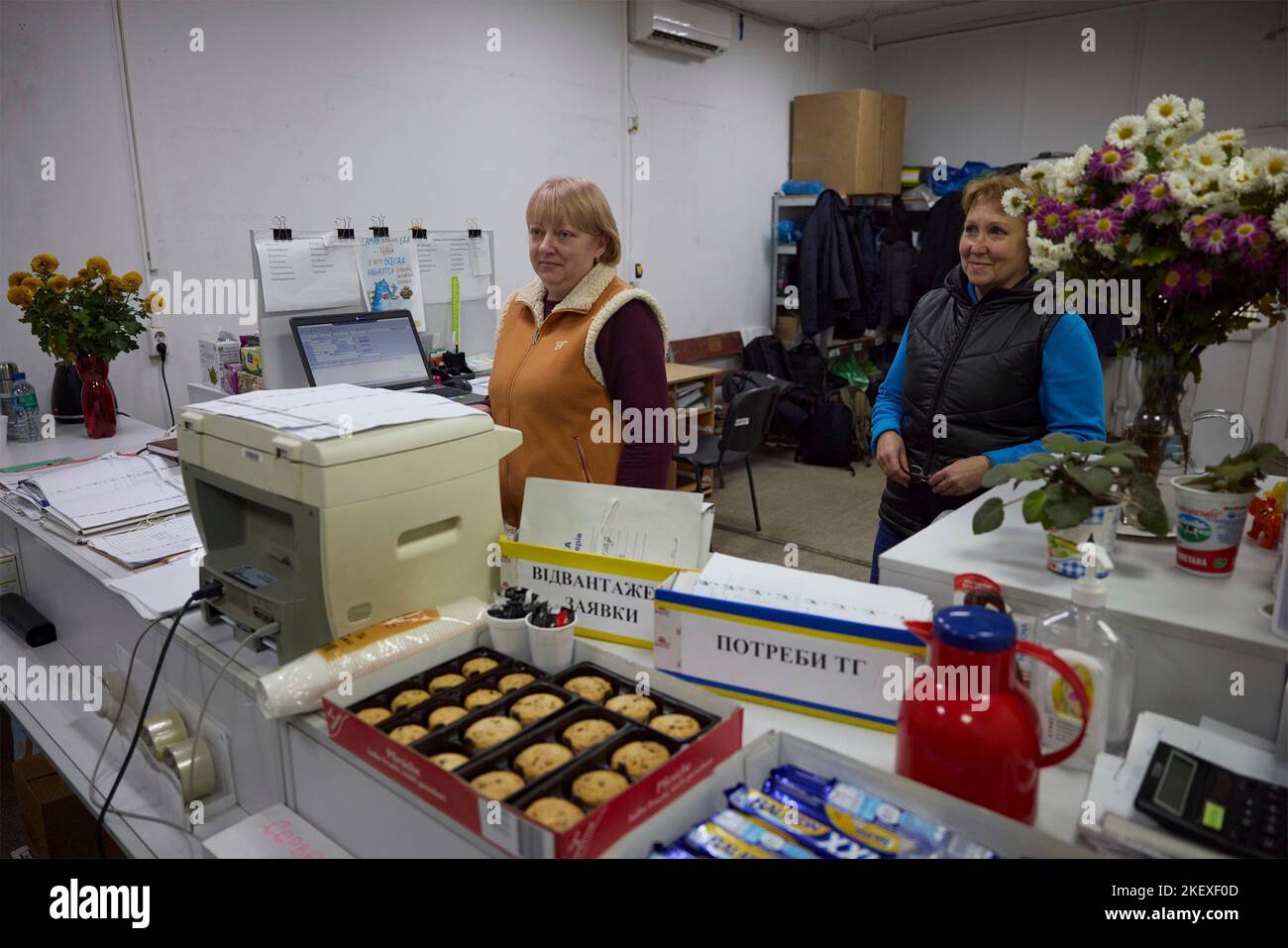 Mykolaiv, Ukraine. 14.. November 2022. Ukrainische Freiwillige begrüßen Präsident Wolodymyr Zelenskyy während eines Besuchs in einem Gesundheitszentrum, das von der regionalen Militärverwaltung nach der Befreiung der Regionen Mykolaiv und Cherson am 14. November 2022 in Mykolaiv, Ukraine, betrieben wird. Zelenskyy besuchte die Stadt, die von der russischen Besatzung zurückgeholt wurde, in einem Schlag gegen Präsident Wladimir Putin. Kredit: Ukrainische Präsidentschaft/Ukrainische Presidential Press Office/Alamy Live Nachrichten Stockfoto