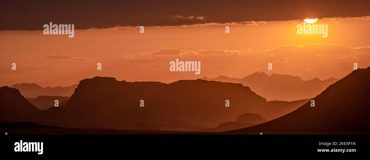 Panoramablick auf den Sonnenuntergang nach dem Sandsturm Wadi Rum Jordan Stockfoto