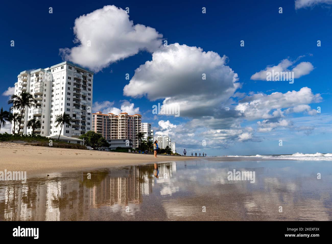 Küstenstrandreflexionen - Pompano Beach, Florida, USA Stockfoto