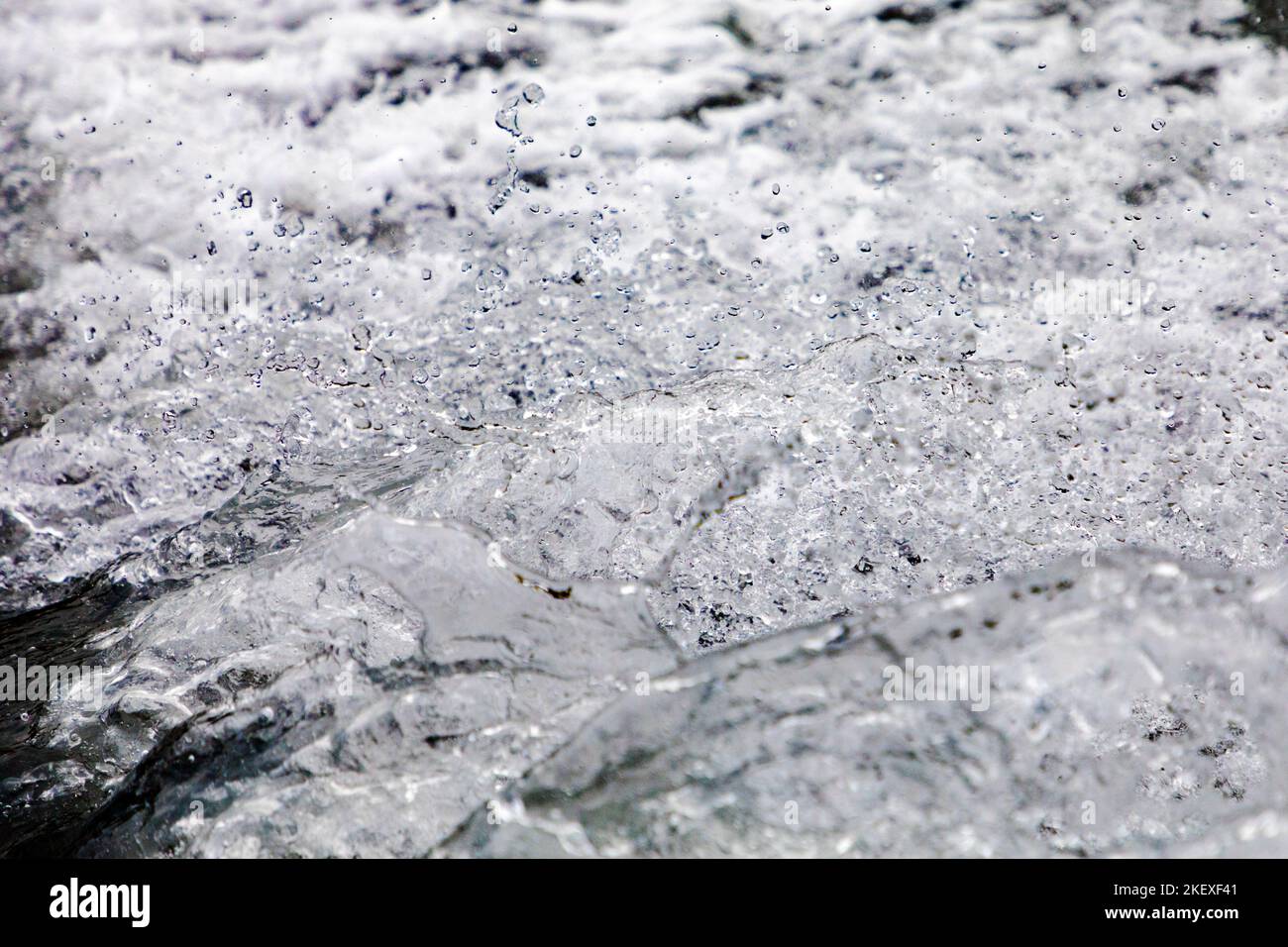 Motorboot erzeugt grafische Wassertropfen; Valdez Arm; Prince William Sound; Alaska; USA Stockfoto