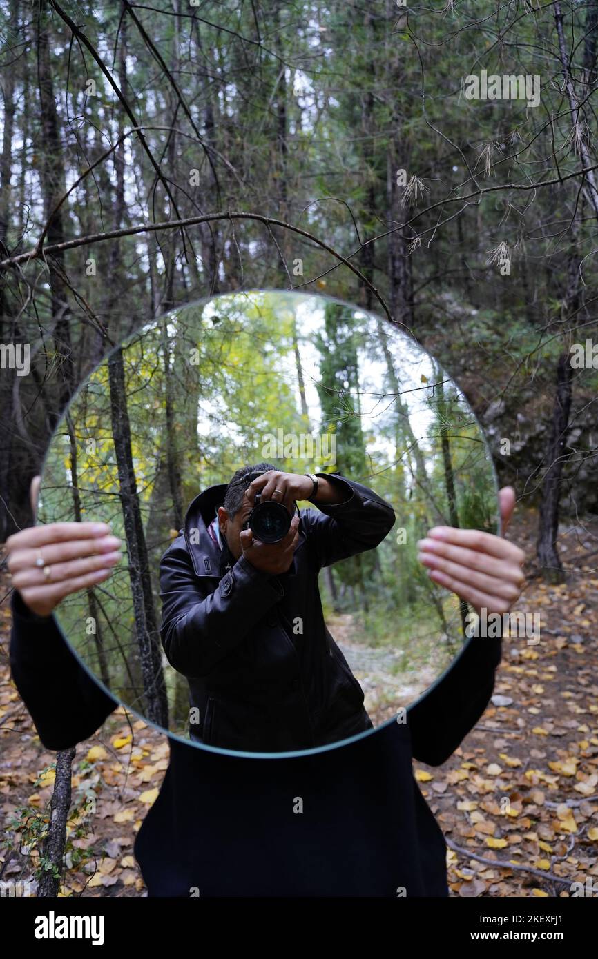 Fotograf Foto schießen ein Mädchen mit einem Spiegel im Wald Stockfoto