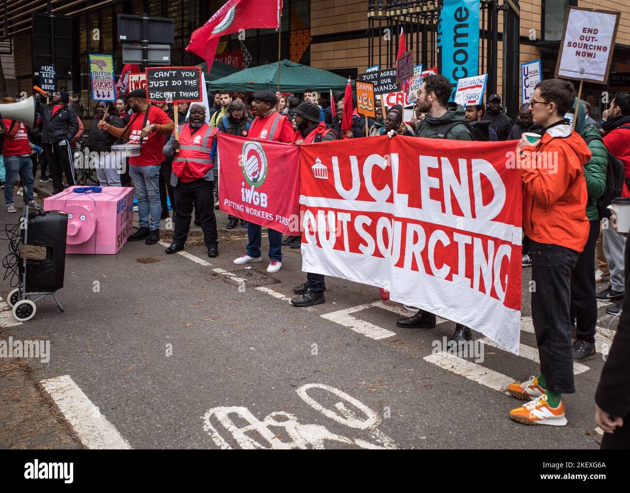 Ausgelagerte Arbeiter protestieren bei der UCL im Kampf für würdige Bezahlung und Ende des ausbeuterischen Outsourcing, London, November 2022. Stockfoto