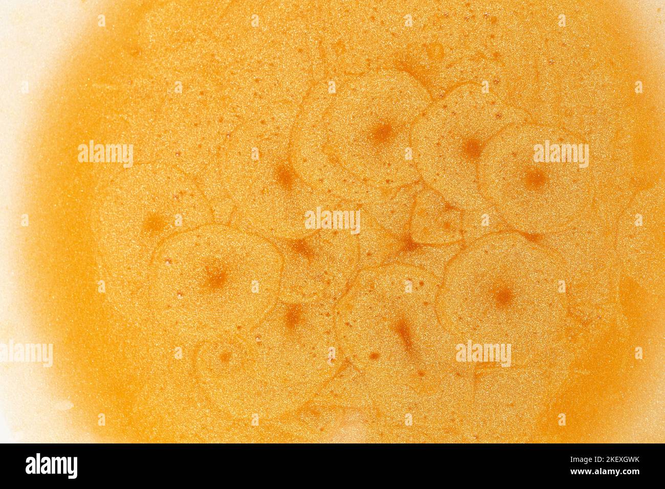 Goldener Drop-Hintergrund. Glitzernde Textur in goldenen Farben. Stockfoto