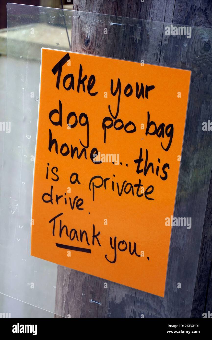 Schild mit der Aufforderung zur Entfernung von Hundekot Stockfoto