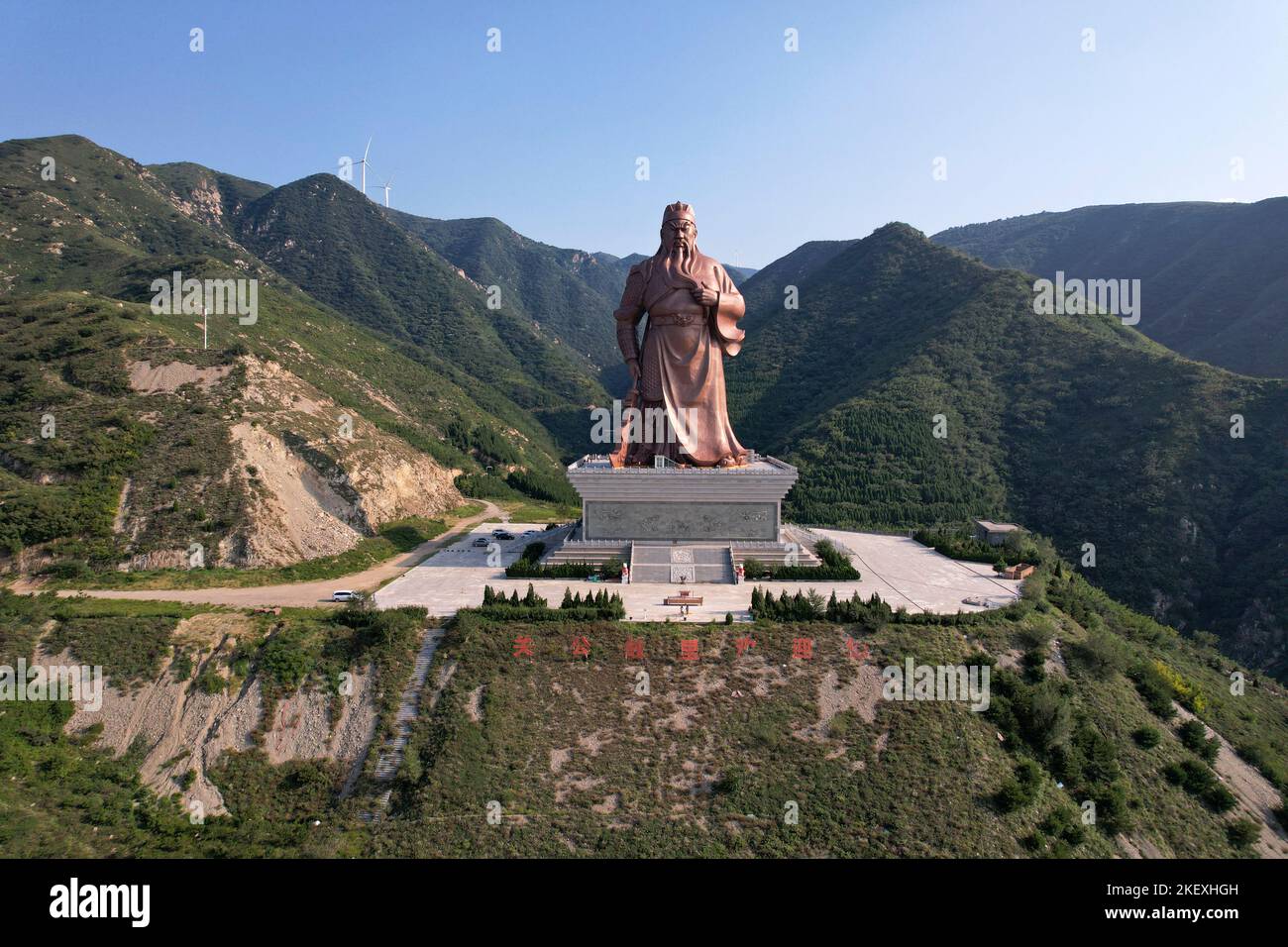 YUNCHENG, CHINA - 11. SEPTEMBER 2022 - (DATEI) ein Luftfoto zeigt die weltweit höchste Bronzestatue von Guan Gong in Yuncheng, Provinz Shanxi, China Stockfoto