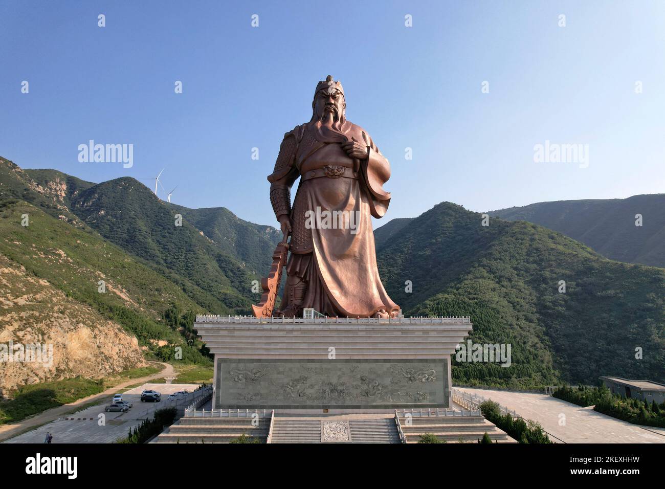 YUNCHENG, CHINA - 11. SEPTEMBER 2022 - (DATEI) ein Luftfoto zeigt die weltweit höchste Bronzestatue von Guan Gong in Yuncheng, Provinz Shanxi, China Stockfoto