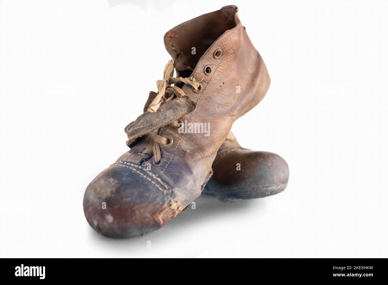 Nahaufnahme von alten Fußballschuhen mit weißem Hintergrund Stockfoto