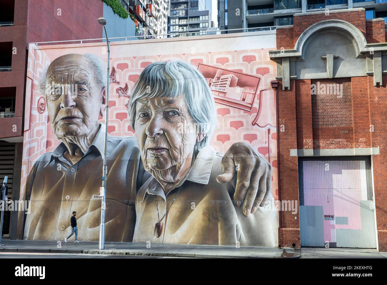 Smug Sam Bates Street Art Gemälde seiner Großeltern an einer Wand in der Lonsdale Street Melbourne City Centre, Victoria, Australien November 2022 Stockfoto