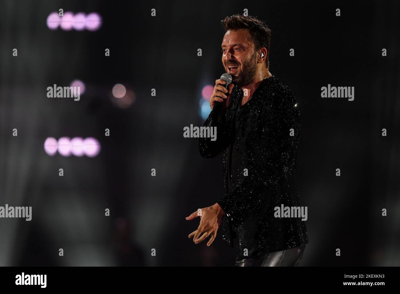 Assago, Italien. 14.. November 2022. Cesare Cremonini tritt während der Indoor Tour 2022 im Mediolanum Forum in Assago live auf der Bühne auf. Kredit: SOPA Images Limited/Alamy Live Nachrichten Stockfoto