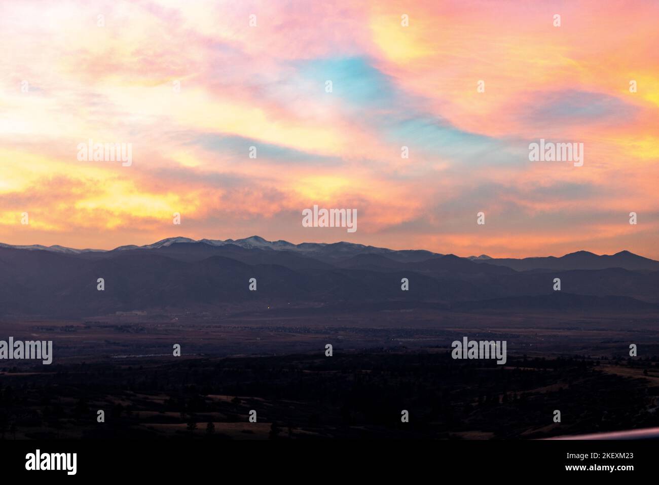 Ein Herbstuntergang aus dem vorderen Bereich Colorados, der nicht nur ein Gefühl von Wärme vermittelt, sondern auch subtil eine Abkühlung in der Luft ermöglicht. Stockfoto