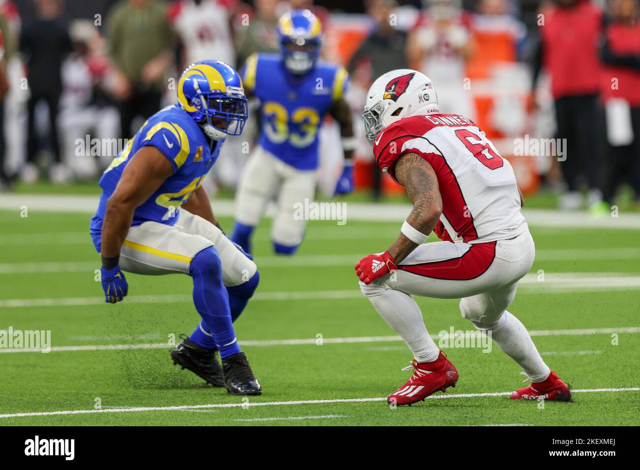 Arizona Cardinals Running Back James Conner (6) leitet den Ball und trifft sich bei der Lin of Scrimmage auf den Linebacker Bobby Wagner (45) der Los Angeles Rams während eines NFL Football-Spiels am Sonntag, den 13. November 2022, in Inglewood, Kalif. Die Kardinäle besiegten die Rams 27-17. (Jordon Kelly/Image of Sport) Stockfoto