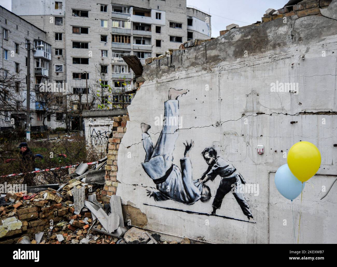 Borodyanka, Ukraine. 14.. November 2022. Graffiti, die im charakteristischen Stil des britischen Straßenkünstlers Banksy an der Wand eines von der russischen Armee zerstörten Gebäudes in der Stadt Borodyanka nordwestlich der ukrainischen Hauptstadt Kiew gemacht wurden. Kredit: SOPA Images Limited/Alamy Live Nachrichten Stockfoto