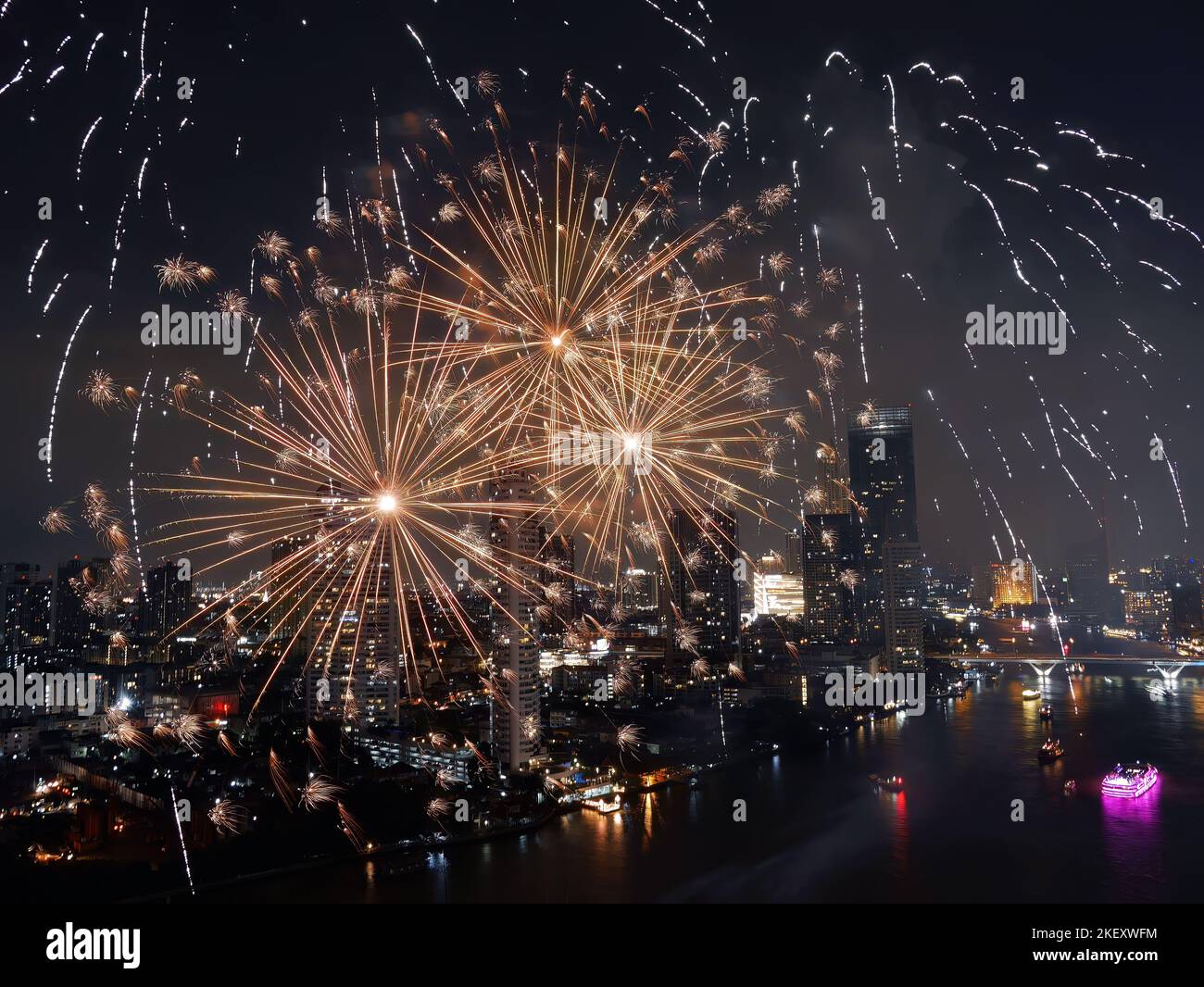 Weitwinkelansicht fantastische mehrfarbige Langzeitaufnahme von Feuerwerk über dem Chao Phraya River, Stadtbild von Bangkok, Festival, Feier, Happy New Ye Stockfoto