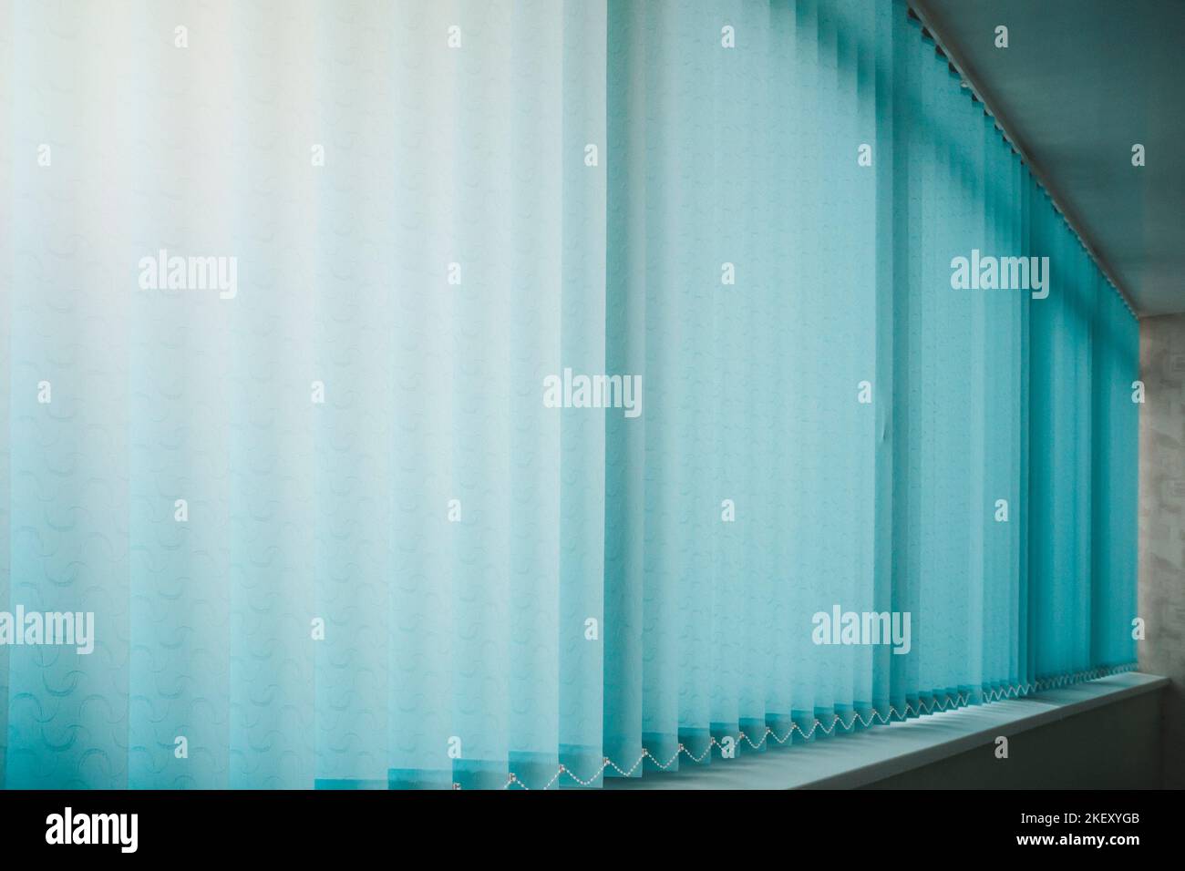 Vertikal-Jalousien eines Hauses Durchsicht verregneten Fenster und Auto  Stockfotografie - Alamy