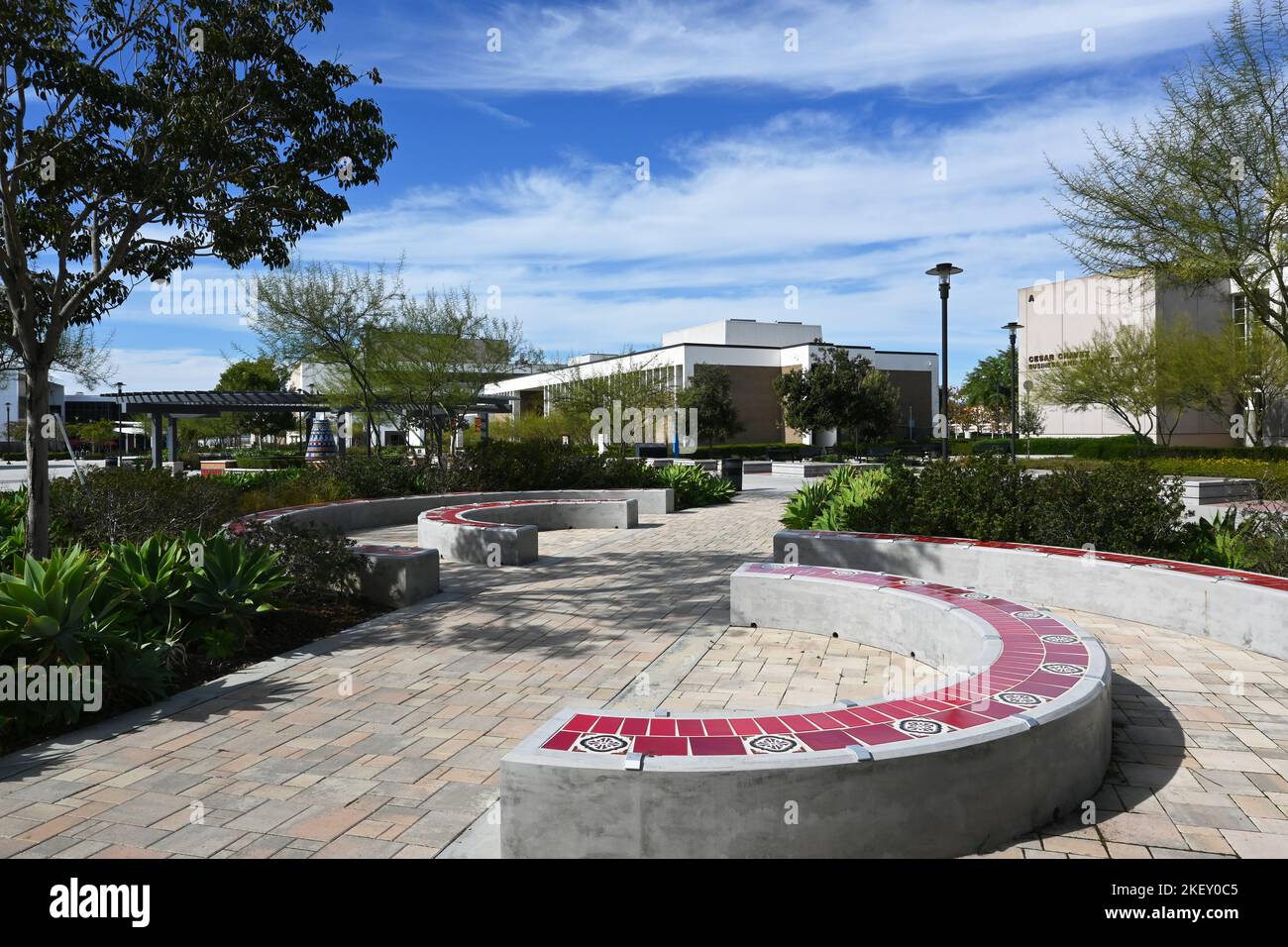 SANTA ANA, KALIFORNIEN - 11. NOV 2022: Quad auf dem Campus des Santa Ana College, mit dem Brunnen, dem Verwaltungsgebäude und dem Chavez Business Center. Stockfoto