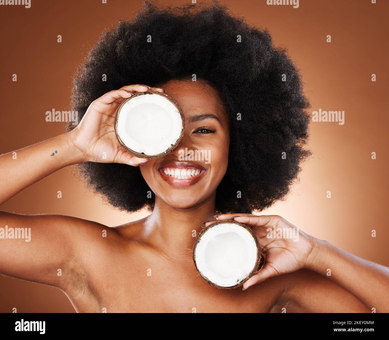 Kokosnuss, Studio und schwarze Frau natürliches Gesicht, Hautpflege und Haar Promotion mit Mockup für gesunde Lebensmittel oder Produktmarketing. Afrikanisches Musterportrait Stockfoto