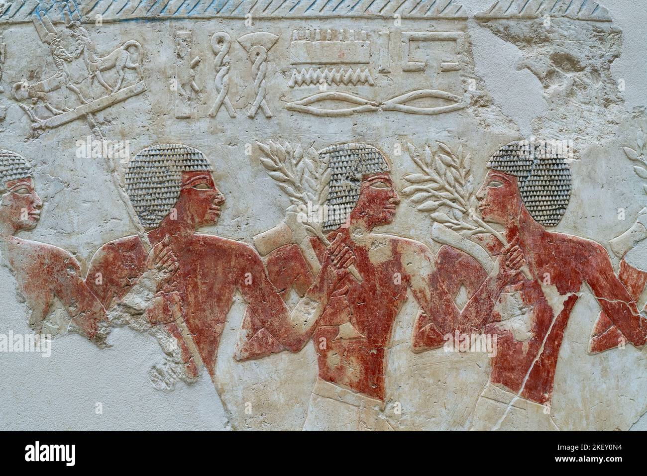 Ägyptische Soldaten auf einem altägyptischen Relief aus bemaltem Kalkstein. Neues Königreich 18. Dynastie aus dem Tempel der Königin Hatschepsut. Stockfoto