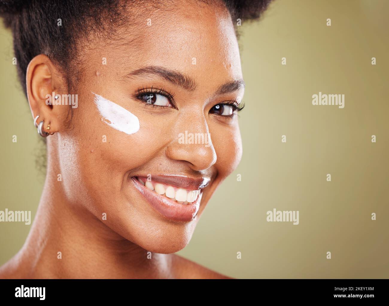 Schwarze Frau, Gesicht oder Hautpflege Creme Produkt auf grünem Studio Hintergrund in der Gesundheitsversorgung Wellness, Dermatologie oder Kosmetologie. Zoomen, Hochformat lächeln oder Stockfoto