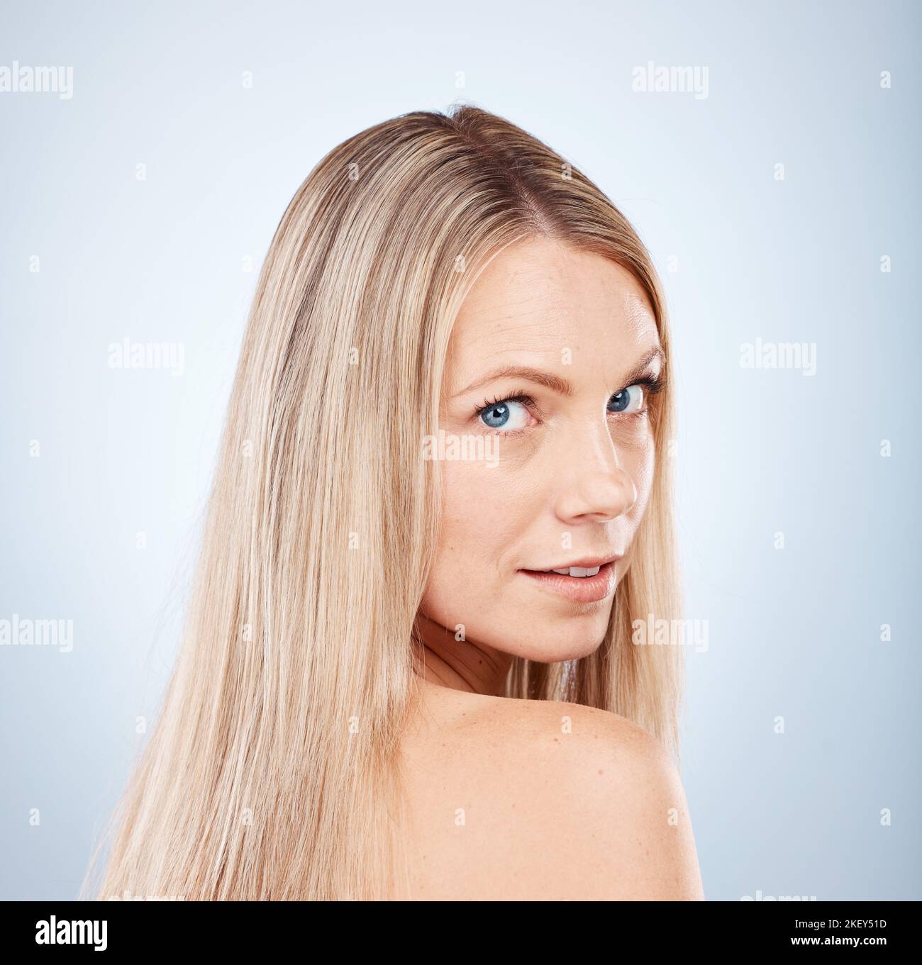 Haar, Frau und Porträt einer blonden Frau mit Frisur oder Behandlung für Schönheit und Haarpflege. Frisur, Haarpflege und blondes weibliches Gesicht für Stockfoto