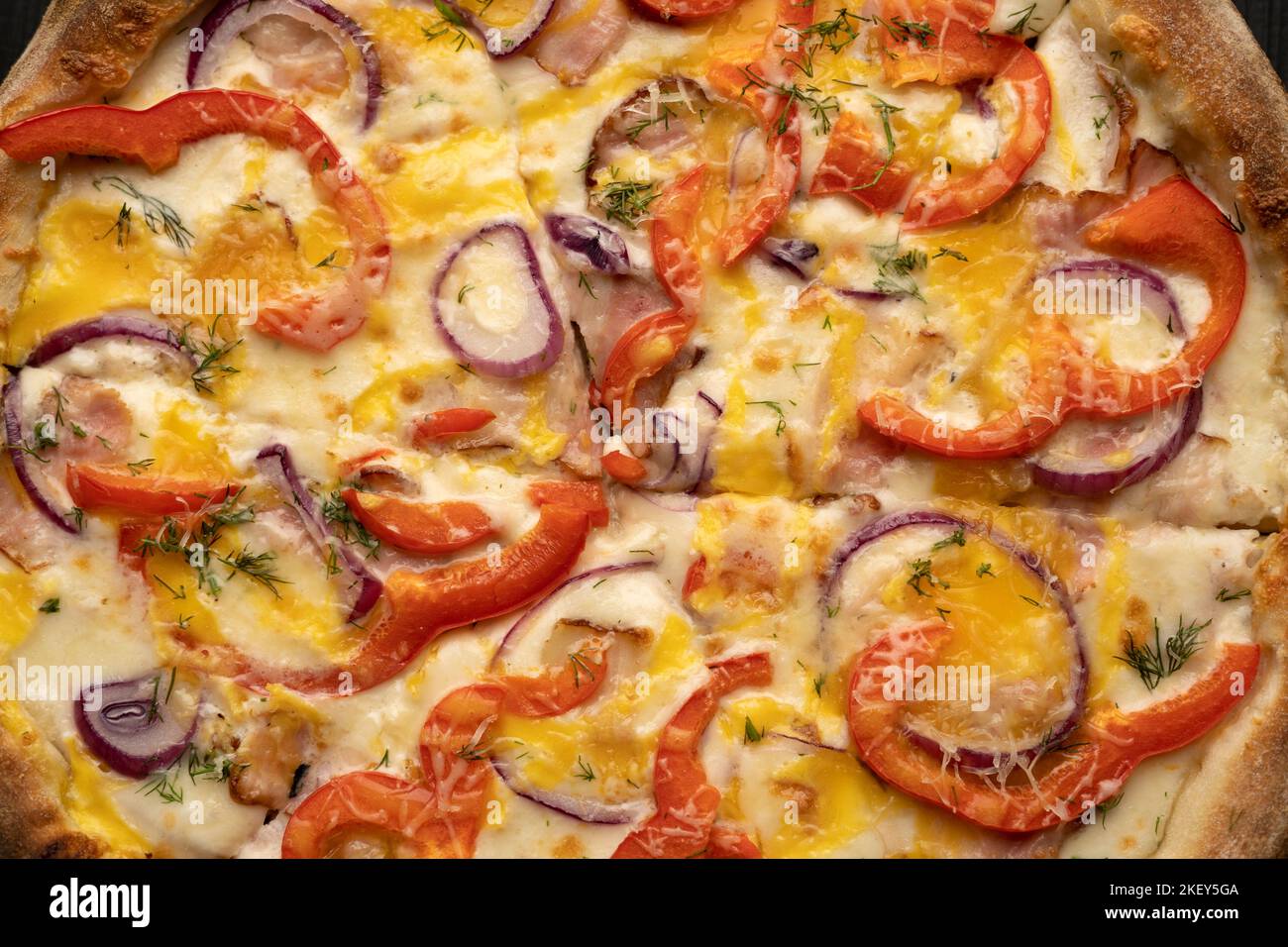 Pizza Hintergrund - Makroaufnahme von Pizza mit Zwiebeln, Pfeffer und Käse Stockfoto