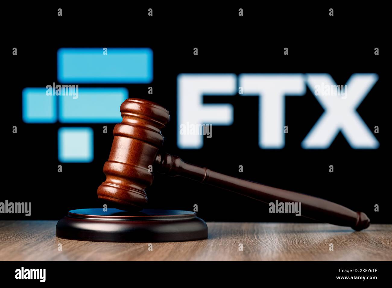 FTX ist eine Kryptowährungsbörse. Gavel auf dem Tisch vor dem Hintergrund des FTX-Logos. Das Konzept des Trials. Stockfoto