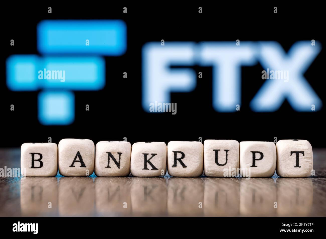 FTX ist eine Kryptowährungsbörse. WORTBANKROTT, bestehend aus Würfeln auf dem Hintergrund des FTX-Logos. Stockfoto