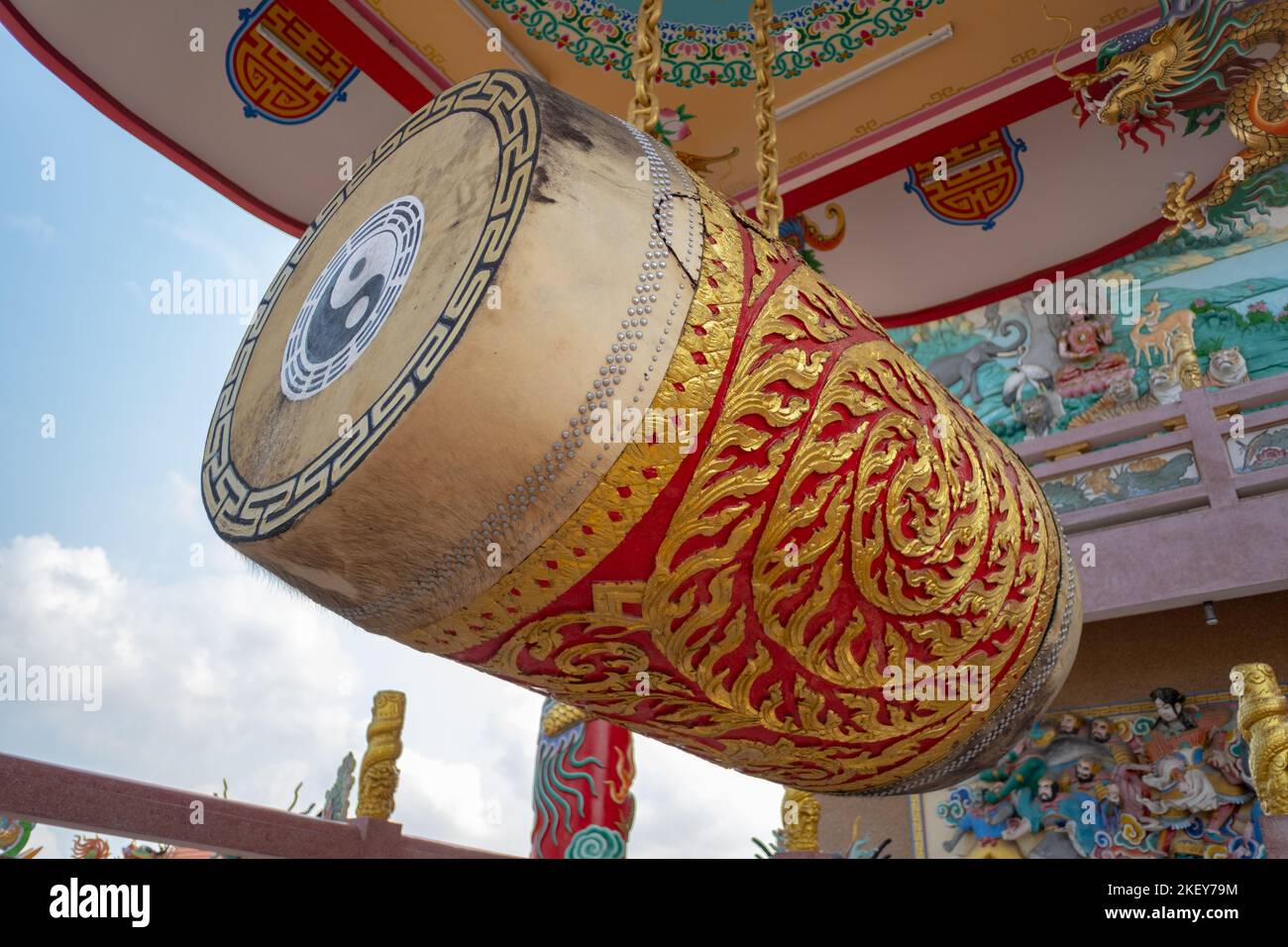 Große Trommel im Wihan Thep Sathit Phra Ki Ti Chaloem Tempel oder Naja-Schrein, dem berühmten chinesischen Tempel in Chonburi, Thailand. Stockfoto