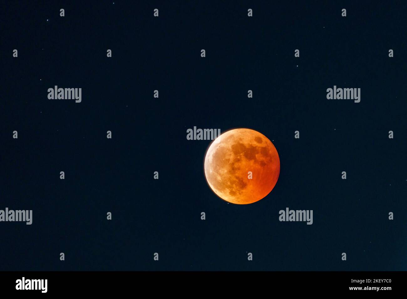 PEKING, CHINA - 8. NOVEMBER 2022 - eine astronomische Ansicht der totalen Mondfinsternis in Peking, China, 8. November 2022. Stockfoto