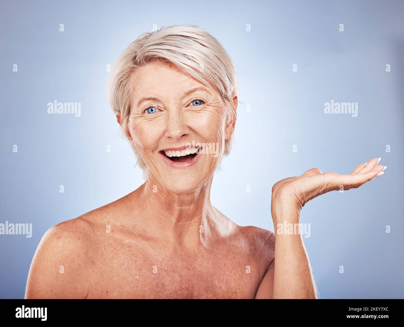 Schönheit, Produktplatzierung und Porträt von Gesichtskosmetik für ältere Frauen, natürliches Make-up und Hautpflege-Mock-up. Werbefläche, Mockup und Ästhetik Stockfoto