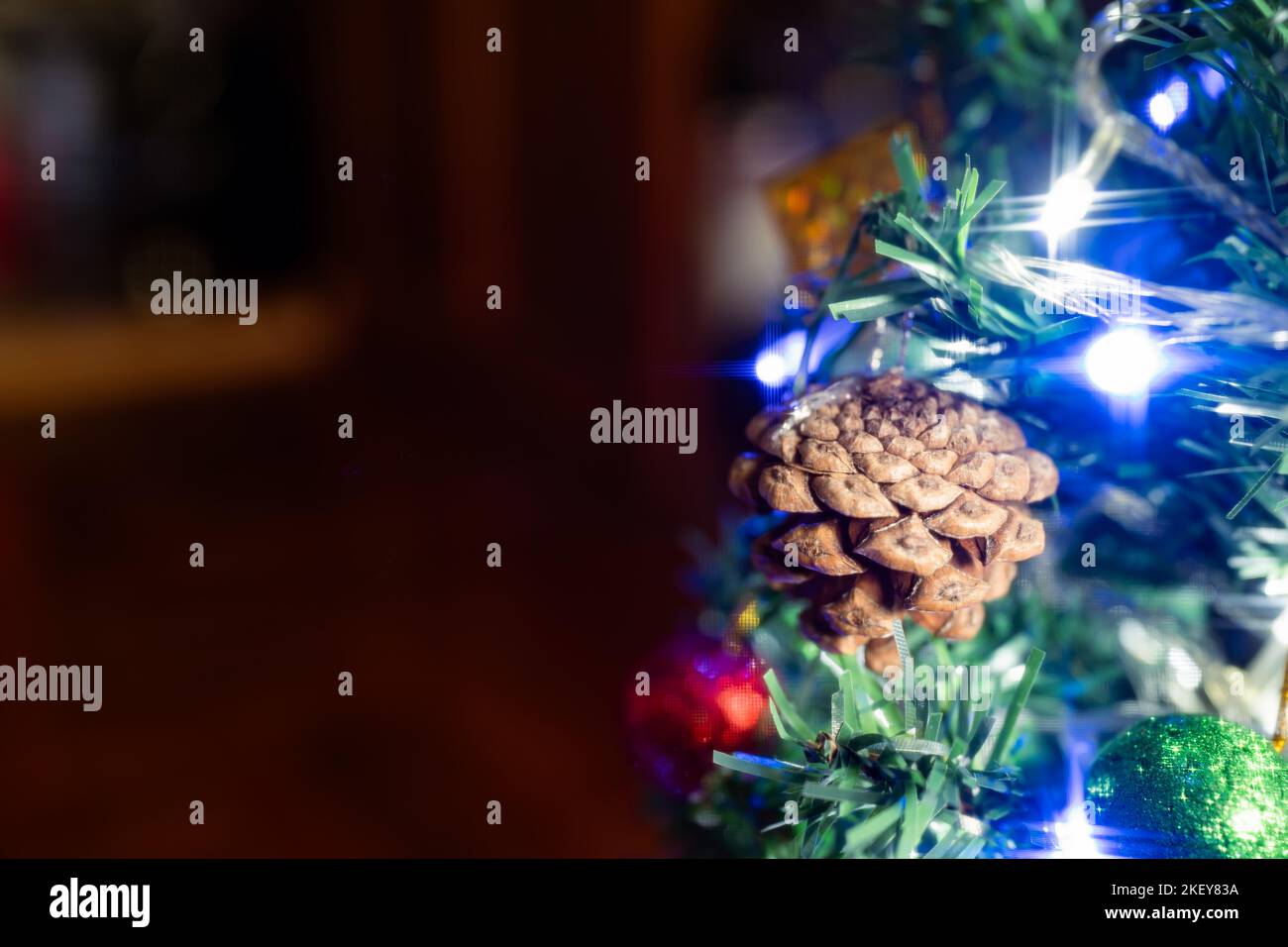 Weihnachtsbaum mit Tannenzapfen Stockfoto