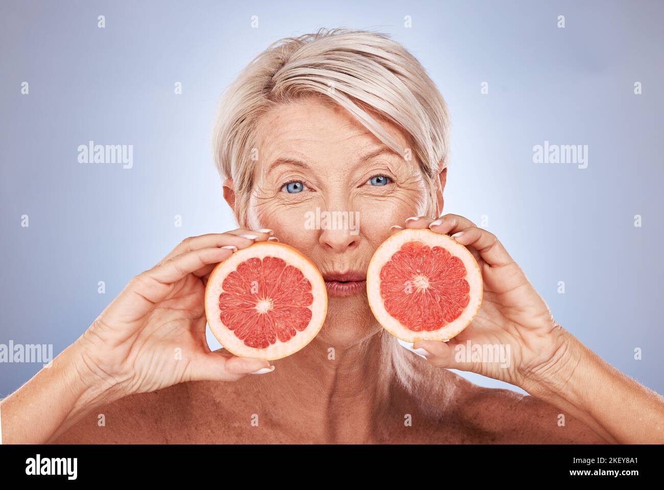 Natürliche, Portrait- und Senior-Wellness mit Grapefruit für Haut-, Schönheits- und Alterungsbehandlungen. Hautpflege-, Reif- und Gesundheitsmodell für Vitamin C-Früchte Stockfoto