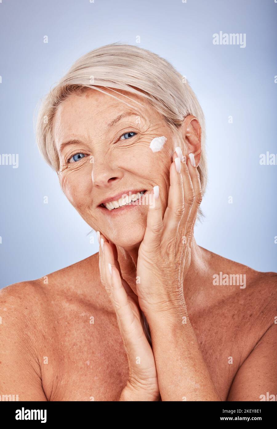 Sonnencreme, Porträt und Hautpflege Senior Frau im Studio für Schönheit, Haut Gesundheit und Anti-Aging Wellness. Ältere oder alte Frau Modell Creme Produkt Stockfoto