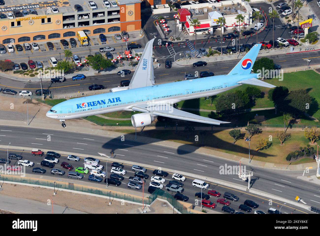 Koreanische Air Boeing 777 Flugzeug landet am Flughafen. Das Flugzeug 777300ER wurde als HL8007