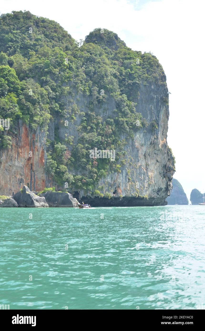 ko phi phi thailand Rocks Blue Water Bootsfahrt Stockfoto