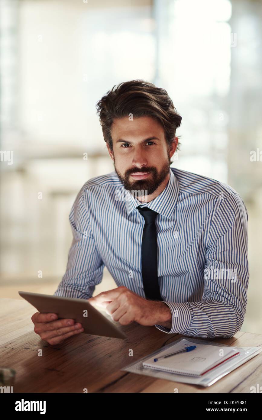 Unternehmen ins digitale Zeitalter führen. Ein Geschäftsmann mit einem digitalen Tablet. Stockfoto